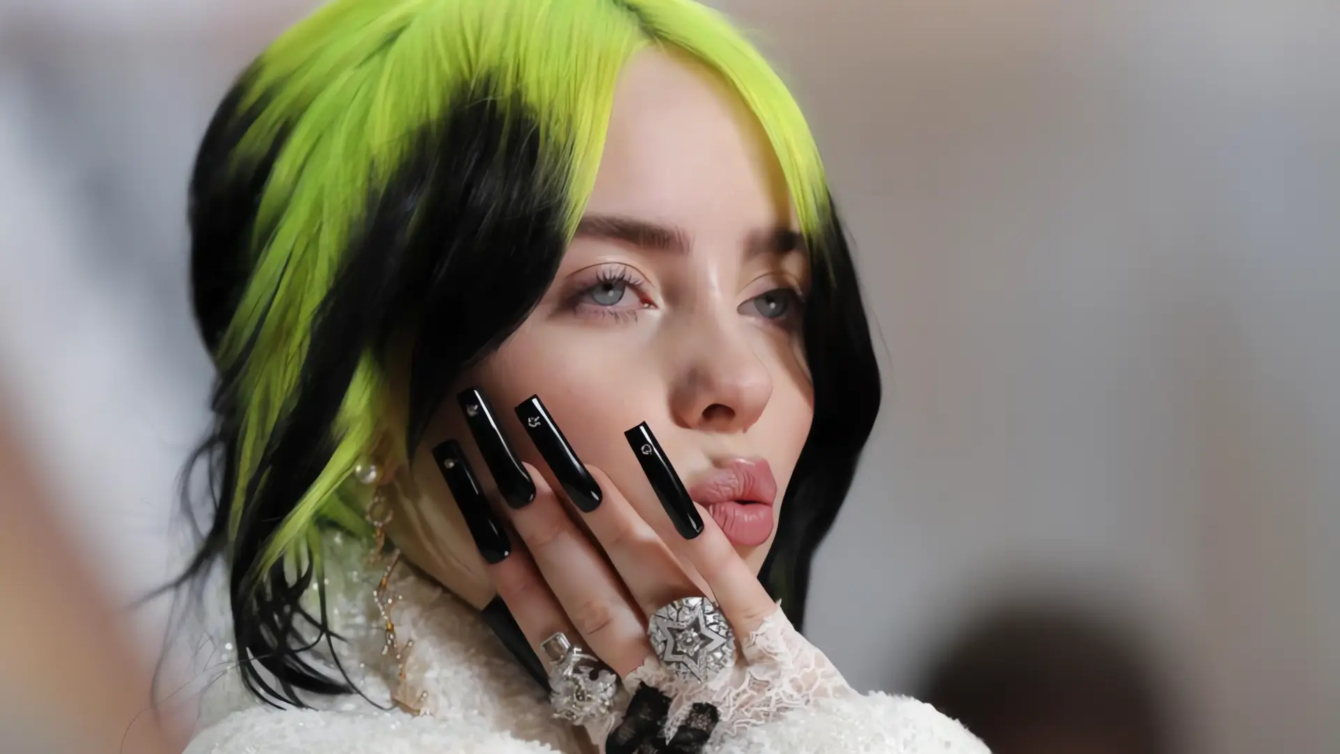 Billie Eilish dona 11,5 millones al MoMA sin anunciarse, mientras los más ricos callan