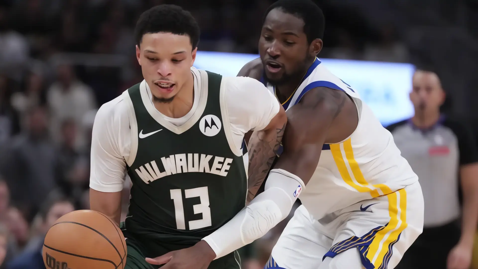 Milwaukee gana sin Giannis y Rollins explota con 32 puntos en victoria sobre Warriors