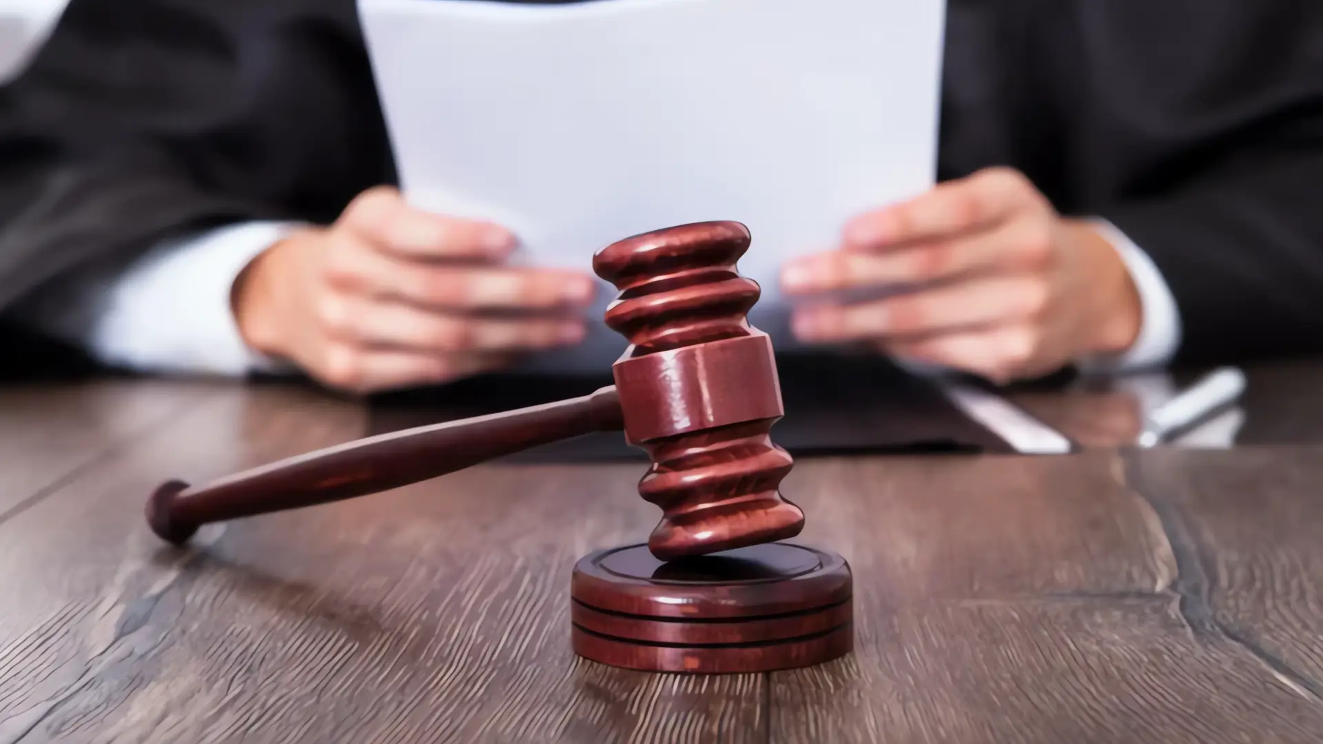 Acusan en Arizona a 20 personas por presunto tráfico de armas hacia México