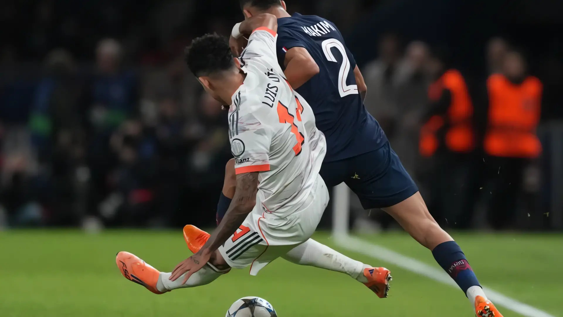 Bayern Múnich vence 2-1 al PSG con doblete colombiano y polémica expulsión