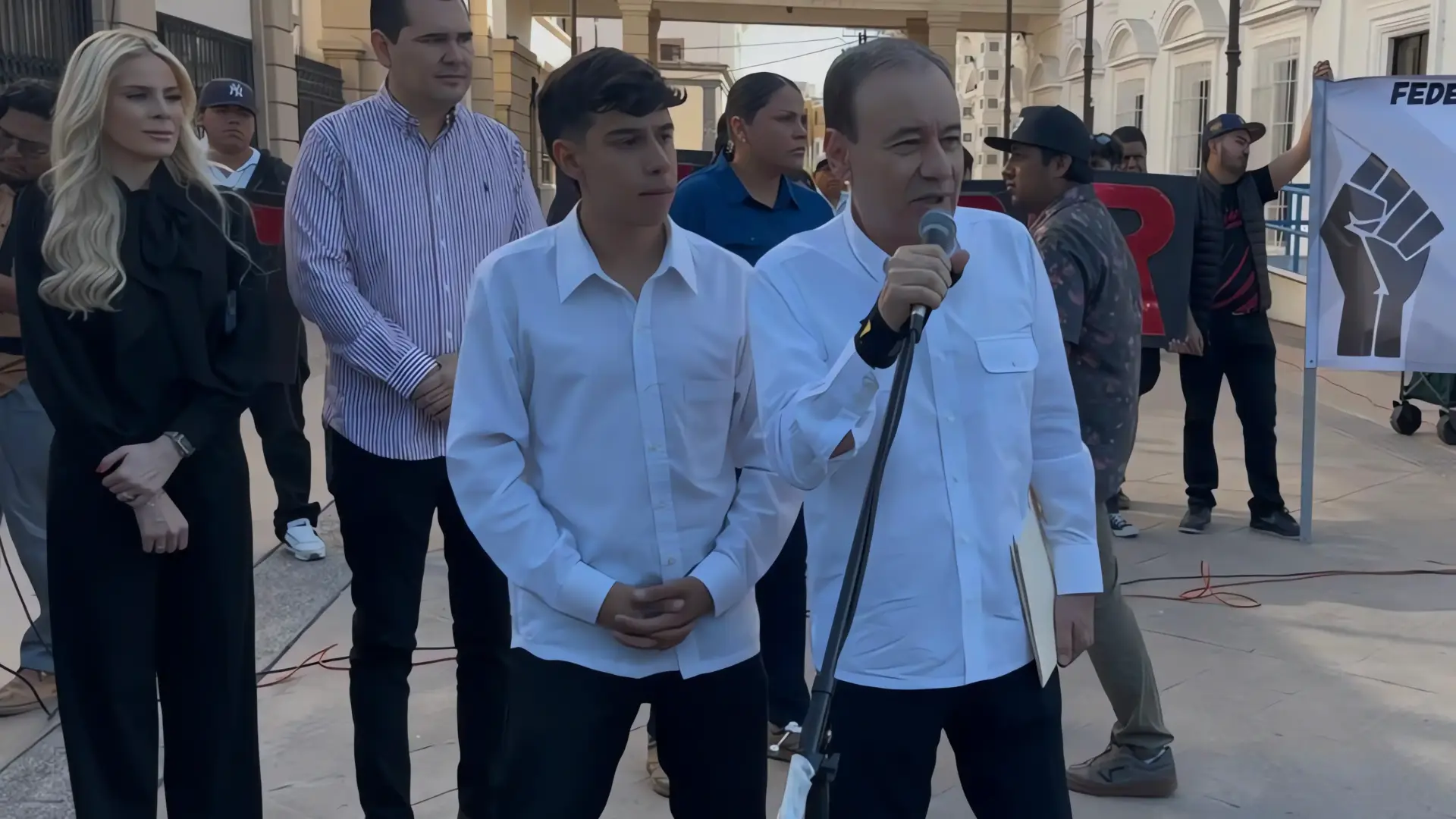 Estudiantes de la FNERRR exigen mejoras en infraestructura educativa durante manifestación en Sonora