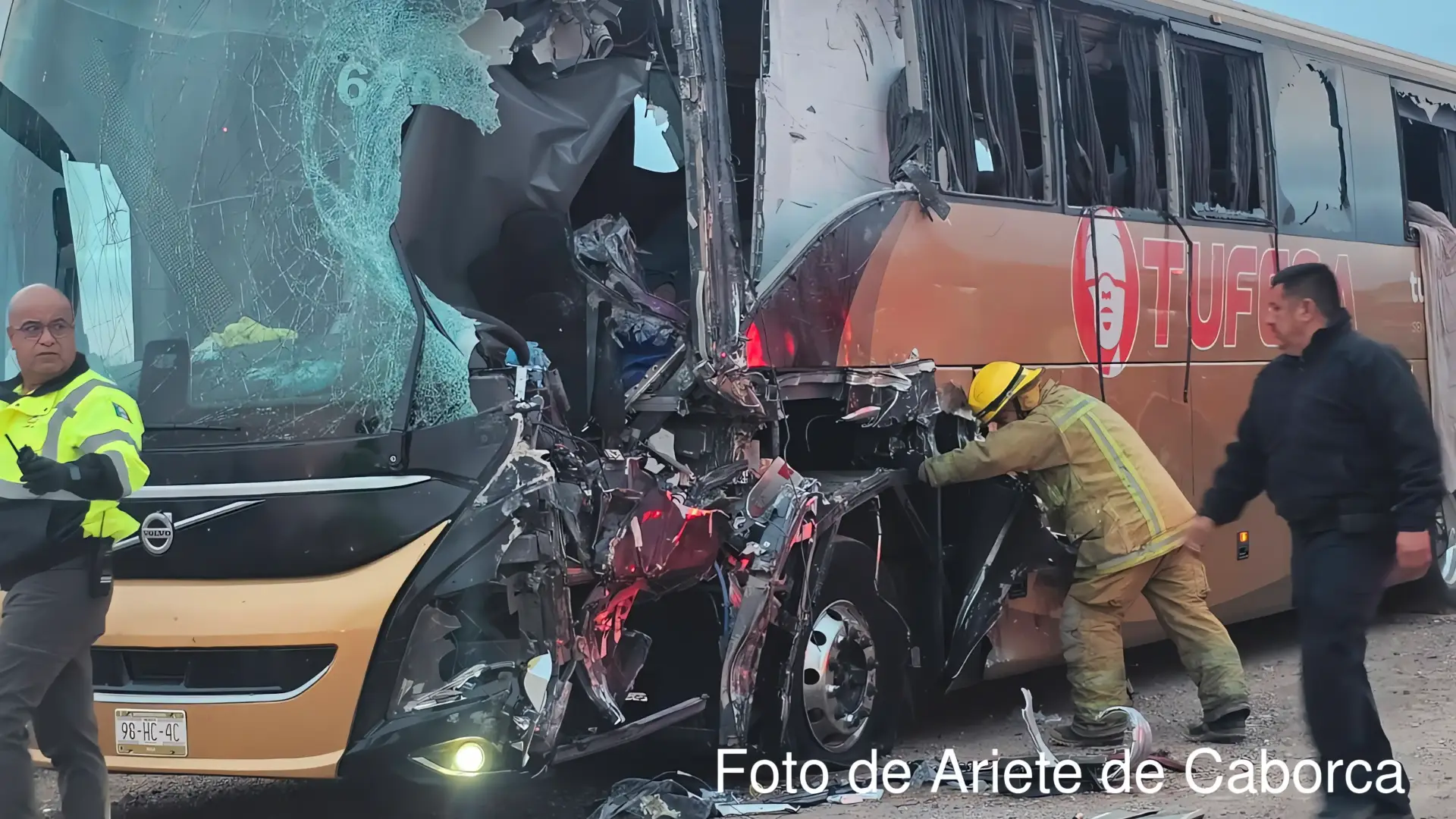 Cinco muertos y 24 heridos en colisión entre autobús y tráiler en la carretera Sonoyta-Caborca