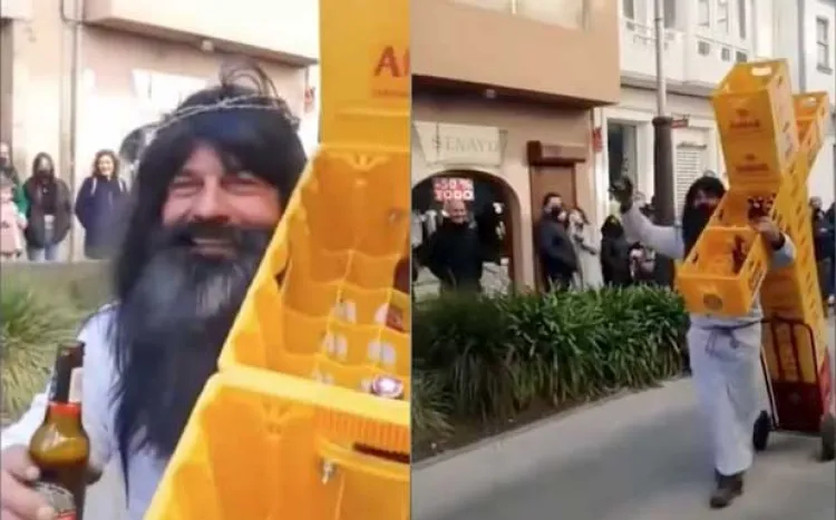 Carga hombre cruz hecha de cajas de cerveza; causa debate en Internet