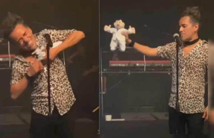 Destroza vocalista de Café Tacvba peluche del Dr. Simi en pleno concierto