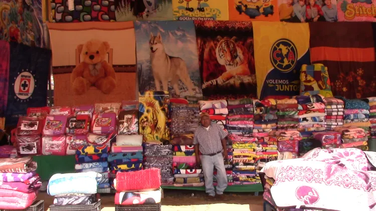 Es Karely Ruiz la más solicitada en la Feria del Hueso