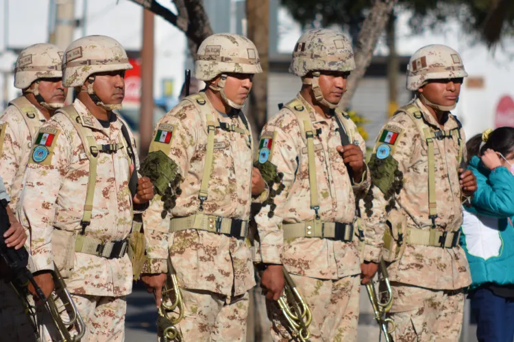 Expone Sedena vestimenta militar histórica