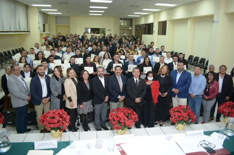 Entrega UTN 238 títulos de ingeniería a doceava generación