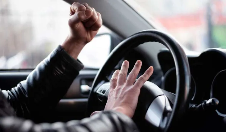 Detienen a agresivo conductor