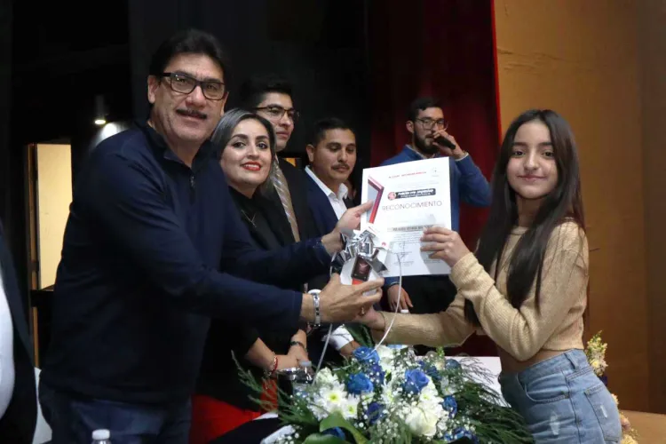 Premian a ganadores de concurso de Tik-Tok