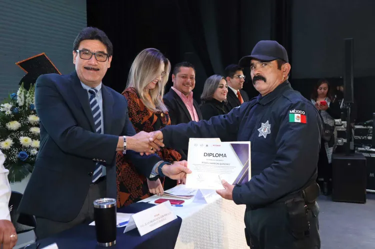 Gradúan 112 policías de preparatoria