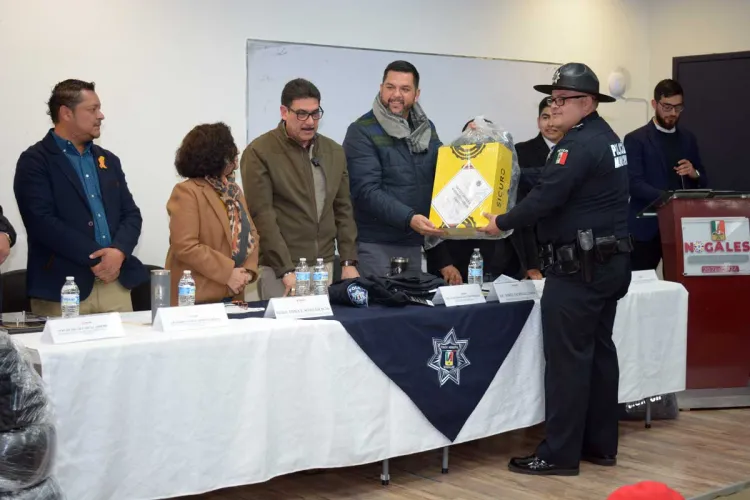 Reconocen a Policía del Mes; entregan uniformes a corporación