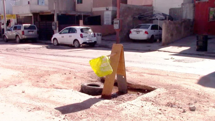 Piden vecinos de Nuevo Nogales reparen bache; quedó después de trabajos del Oomapas