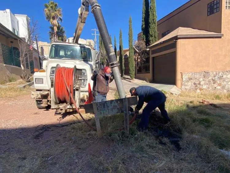 Reparan fuga de drenaje en Nuevo Nogales