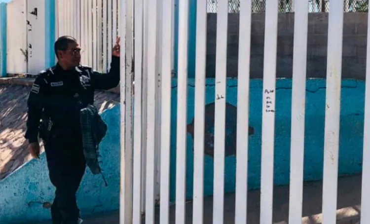 Roban tubería de agua en kínder