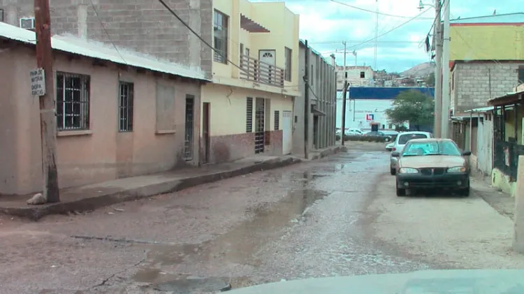 Solicitan reparar fuga de drenaje en la Artículo 27