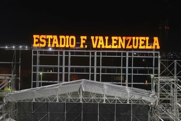 Corregirán letrero en el estadio Fernando Valenzuela
