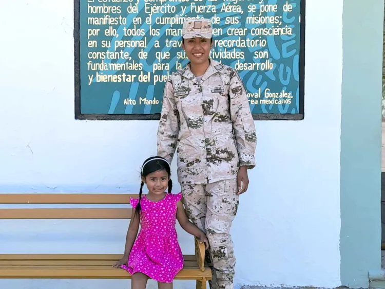 Su orgullo es ser militar, pero lo es más ser madre