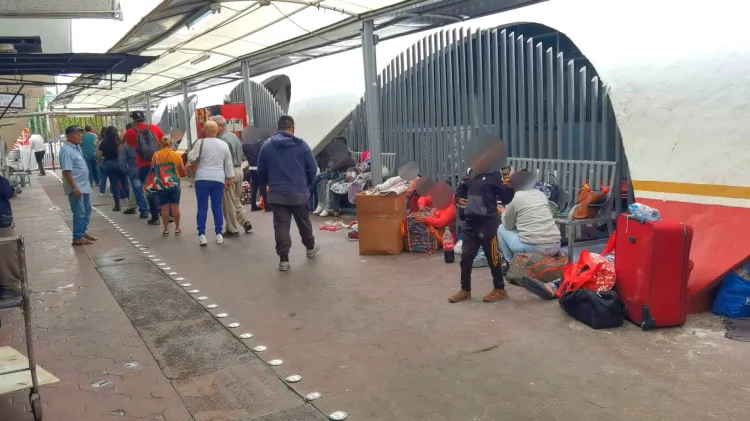 Hacen migrantes su residencia temporal garitas en frontera
