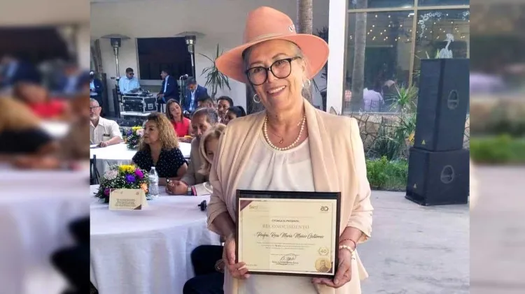 Cumple 50 años de servicio la maestra Rosa María Muñoz