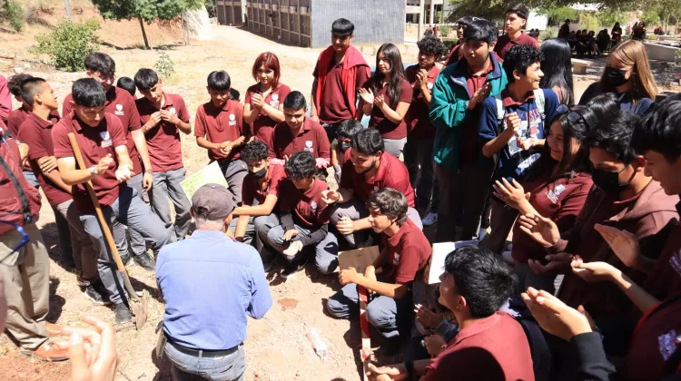 Ofrecen clase de composta en la Preparatoria Municipal