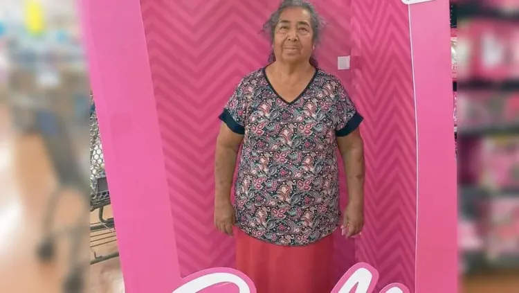 Ejemplo de la mujer trabajadora, la 'Barbie Campesina'