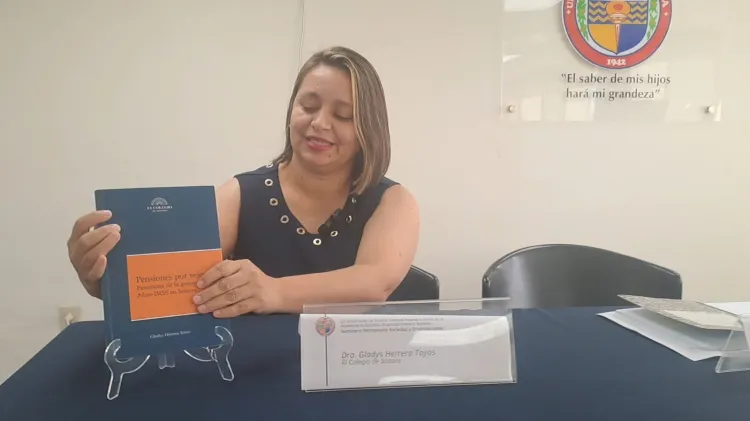 Presentan libro “Pensión por Vejez” a universitarios