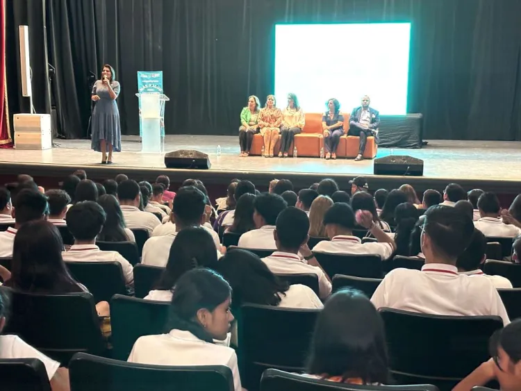 Ofrecen conferencia a jóvenes; van contra las adicciones