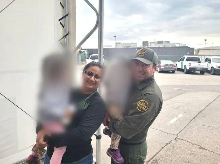 Encuentran a hermanos menores de edad en el desierto de Arizona