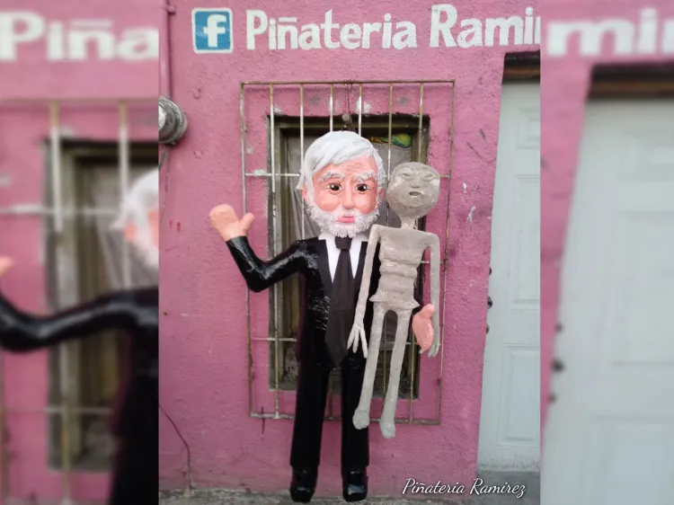 Sale piñata de Jaime Maussan junto con cuerpo no humano