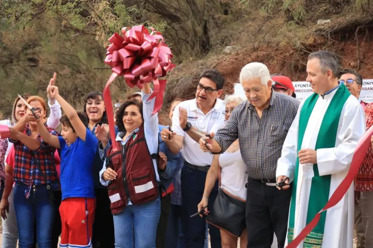 Inaugura alcalde obras de pavimentación en la colonia IMSS
