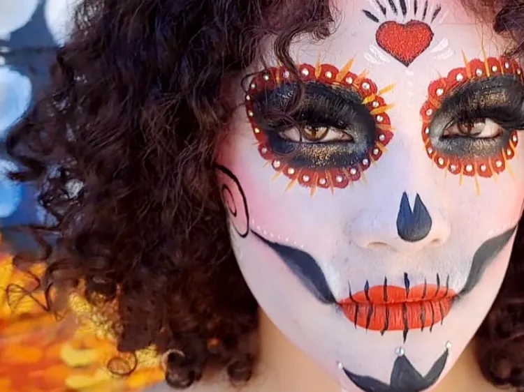 Reviven la muerte con La Catrina; utilizan elaborado maquillaje