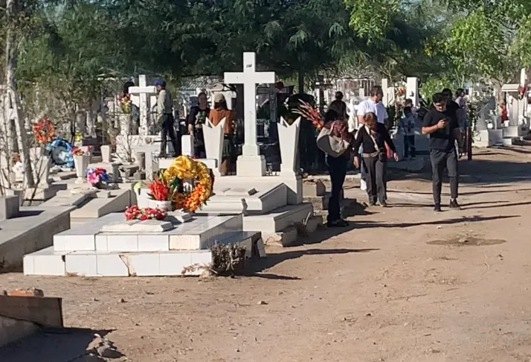 Visitan centenas de familias el Panteón Yáñez en Hermosillo