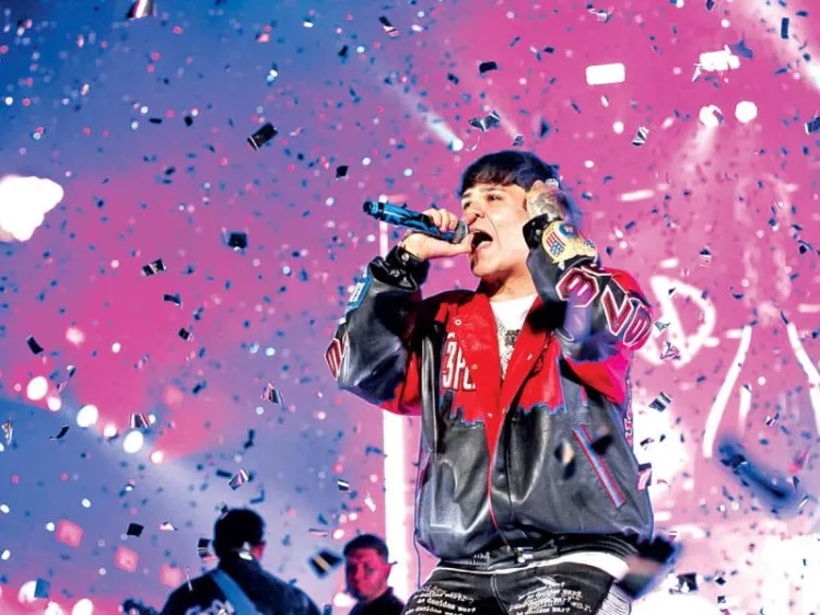 Junior H complace a sus seguidores