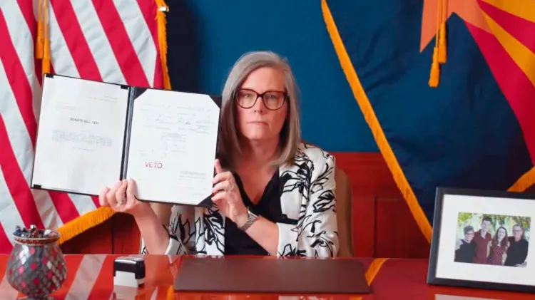 Veta gobernadora de Arizona Ley anti inmigrante
