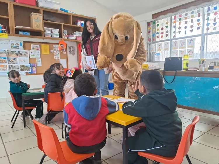Llevan pláticas a pequeños sobre el cuidado de las mascotas