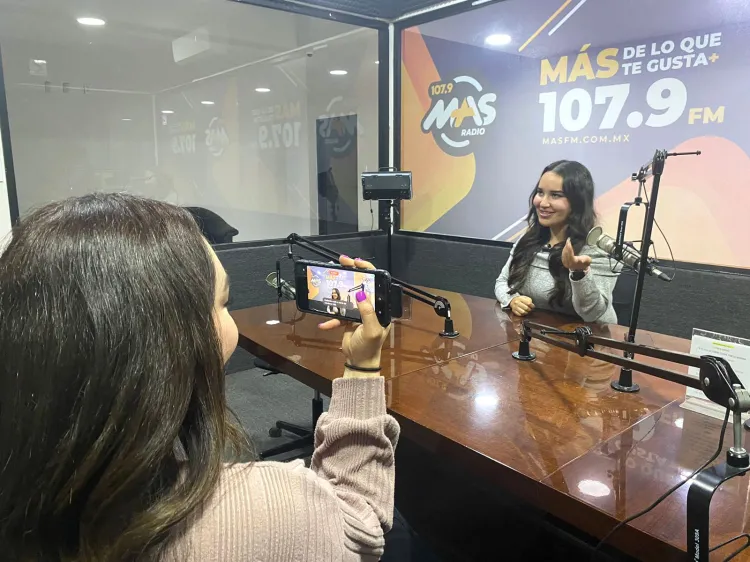 Sobresale Lina Laborín como locutora de MAS Radio