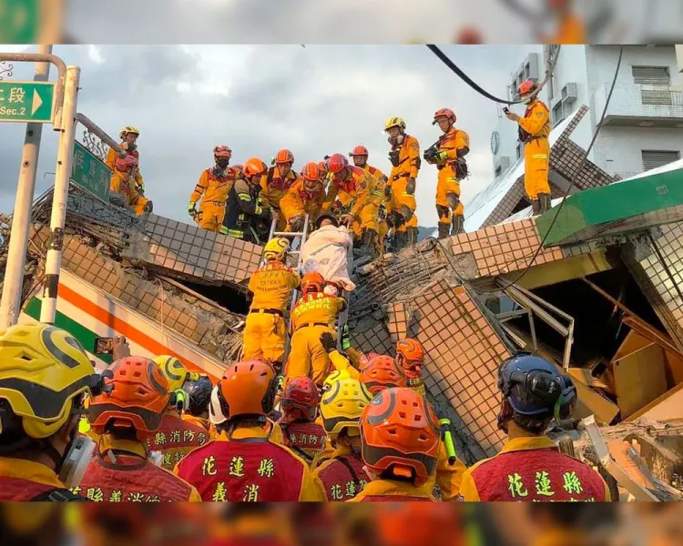 Buscan socorristas a personas atrapadas en Taiwán tras sismo