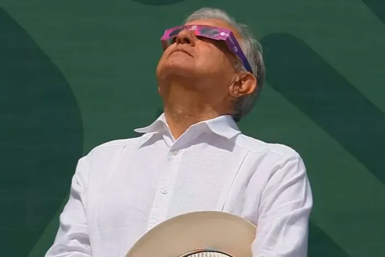 Se da tiempo AMLO para ver el eclipse solar en Mazatlán, Sinaloa