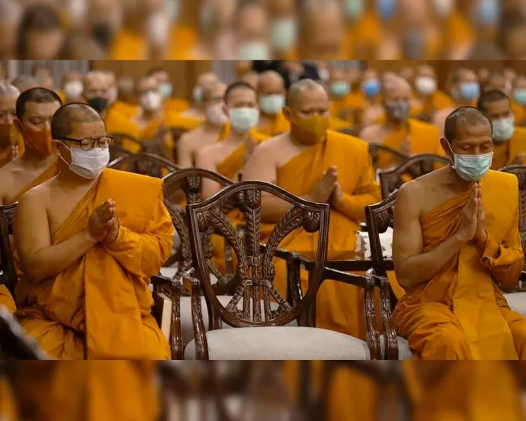 Arroja pareja en India más de 40 mdp a la calle para convertirse en monjes