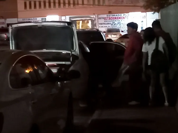 Atacan madre e hija a adolescente