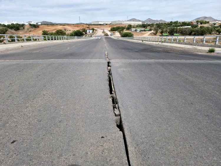Revisan problema de cuarteadura de puente al sur de la ciudad