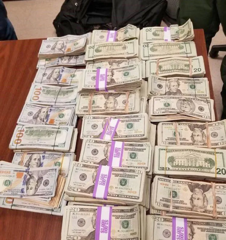 Arrestados con casi cien mil dólares