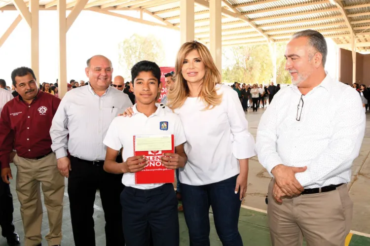 Entrega Gobernadora becas