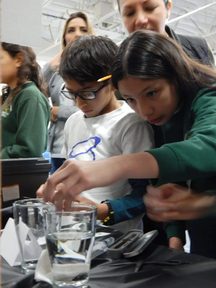 Realizan exposición de ciencia en escuela