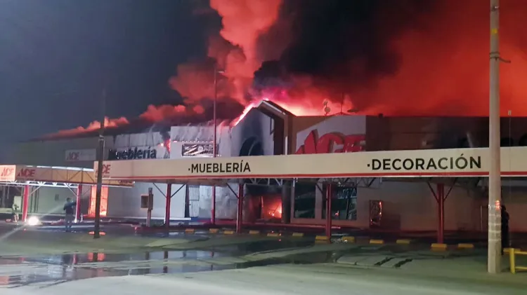 Arrasa incendio con centro comercial
