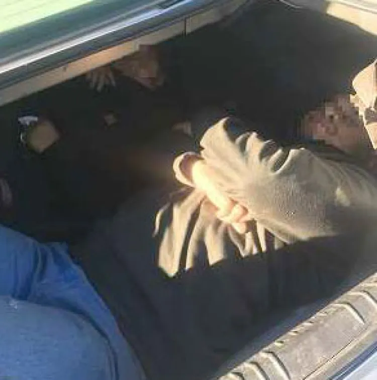 Llevaba mujer indocumentados