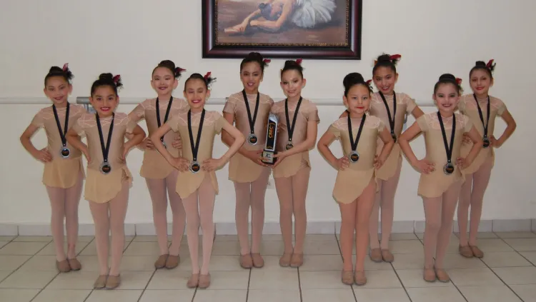 Academia de Danza recibe trofeos
