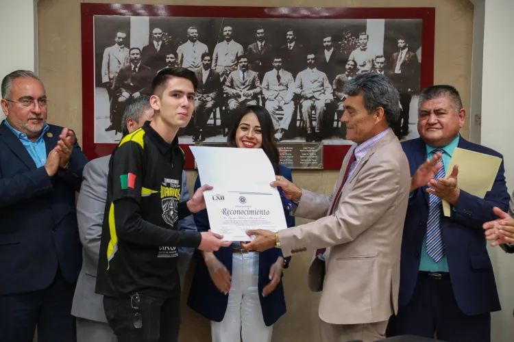 Reconoce Congreso aestudiantes destacados