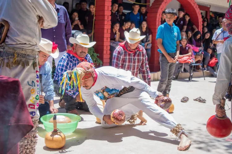 Alumnos de Preparatoria Municipal Disfrutan presentación de Danzas Sonorenses