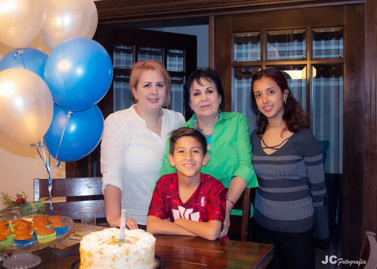 Familiares festejan a Axel